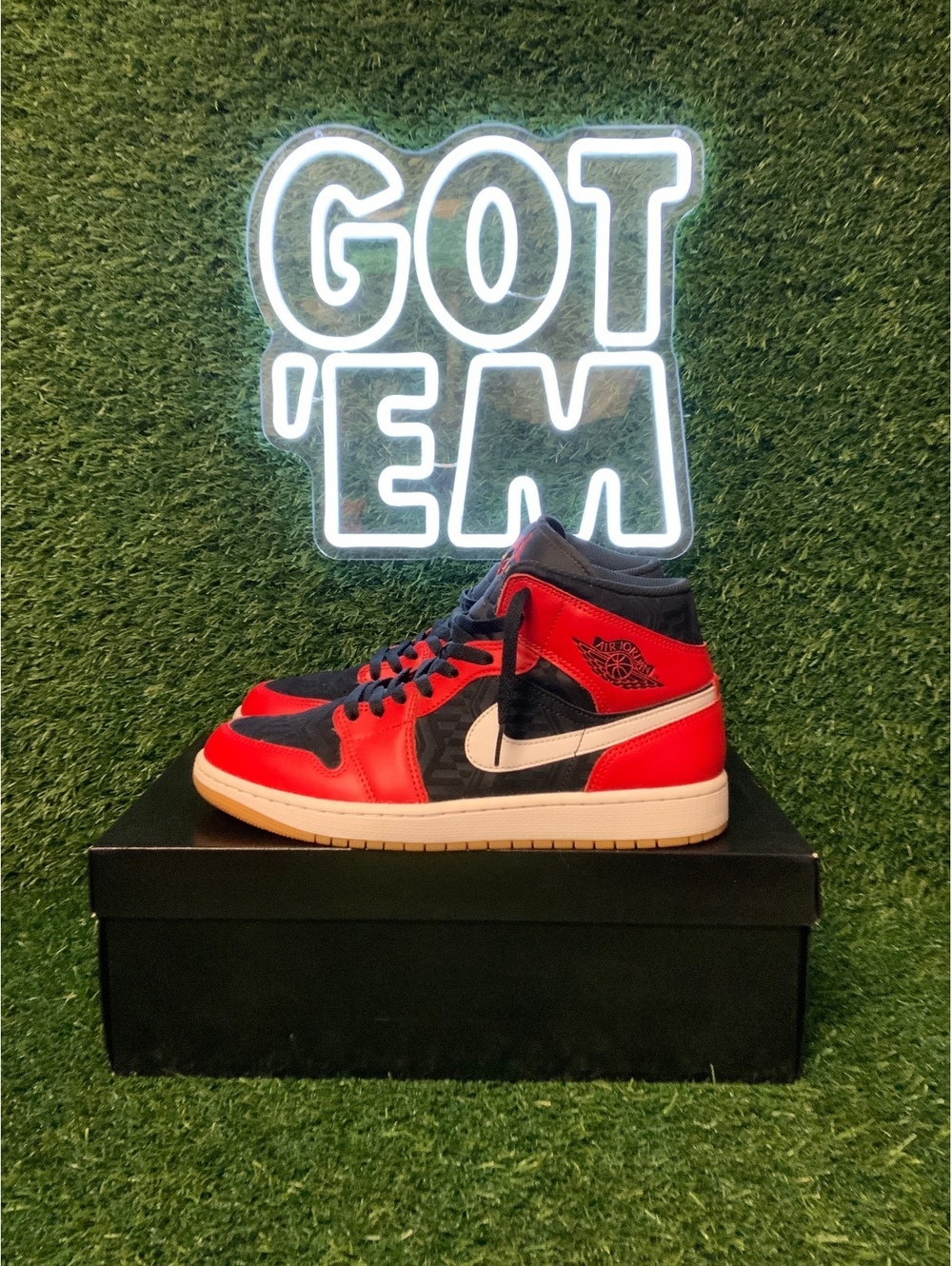 Air Jordan 1 Mid SE Christmas DQ8417-006 Men’s 9.5 Used